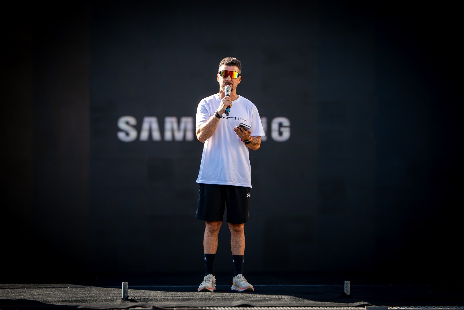 Ricardo conduciendo evento